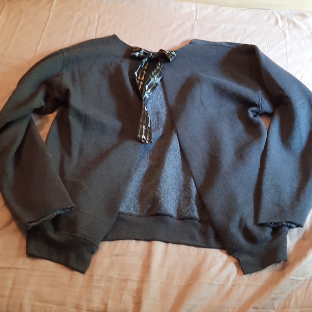 Gray sweat shirt cut in the back with a tie